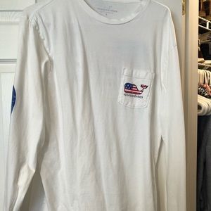 Vineyard Vines T-shirt Size Large with Whale